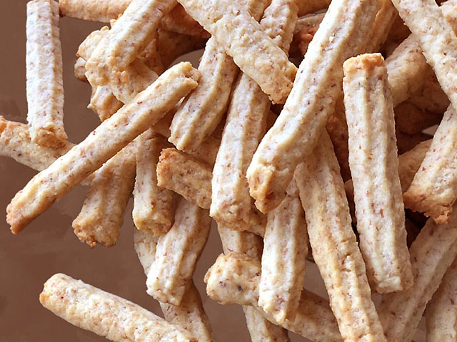 Spritz à la noix de coco sur une assiette, biscuits sablés viennois fondants et croquants pour le goûter ou le café 