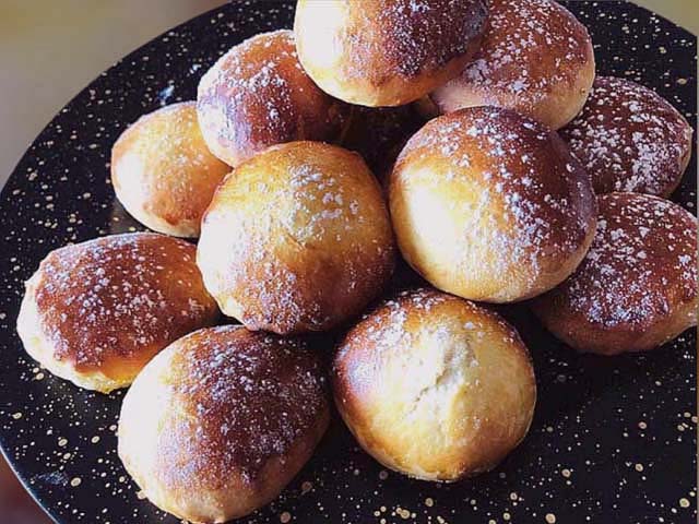 Brioches maison moelleuses fourrées à la confiture d'abricot