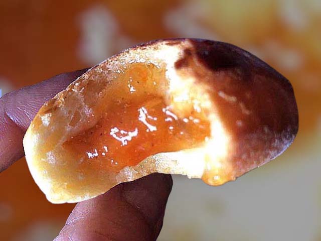 Brioches maison moelleuses dorées, fourrées à la crème patissière, pâte à tartiner