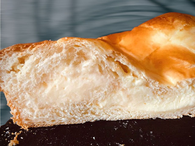 Tarte tropézienne, version brioche fourrée à la crème pâtissière, à la fleur d'oranger, sans beurre. Une revisite onctueuse