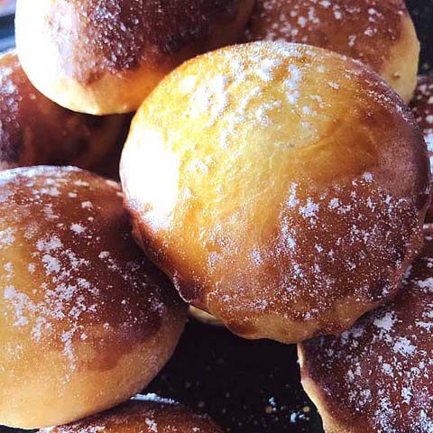 Brioche réalisée avec la pâte à brioche tressée, moelleuse, et fourrée de confiture ou de crème pâtissière vanille ou rhum