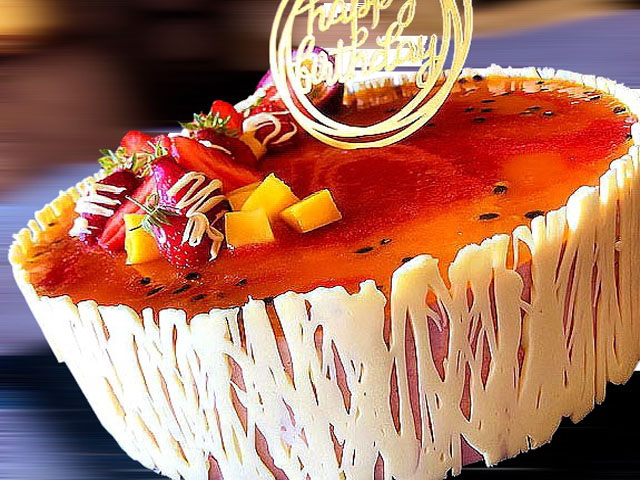 Gâteau d'anniversaire à la fraise, composé d'un biscuit Red Velvet, d'une compotée et brunoise de fraises, une mousse passion mangue, et d'un croustillant à la vanille