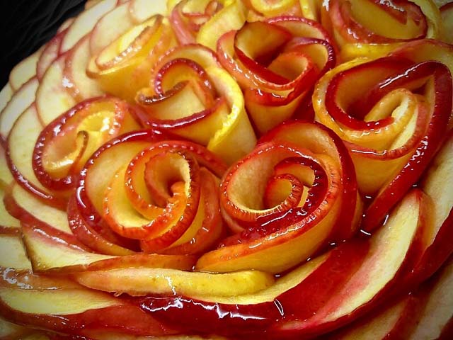 Dessert gourmand à base de pommes caramélisées, rhum et pralines roses