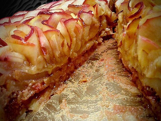 Tarte aux pommes maison, pâte feuilletée croustillante et décor sucré aux pralines roses