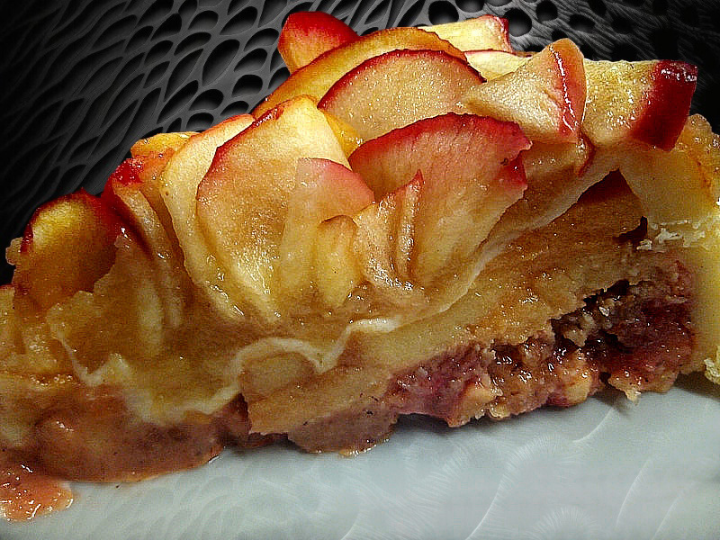 Tarte aux pommes avec pâte feuilletée striée et crème aux pralines roses