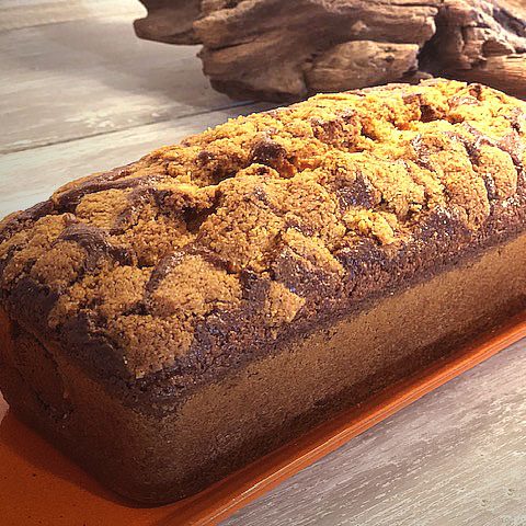 Recette de cake - crumbcake aux pommes caramélisées, recouvert d'un crumble aux amandes, et fourré d' un onctueux crémeux au caramel au beurre salé