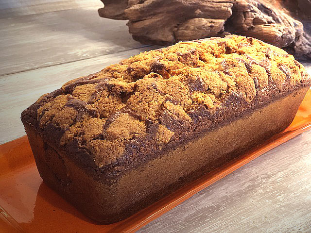 Recette de cake - crumbcake aux pommes caramélisées, recouvert d'un crumble aux amandes, et fourré d' un onctueux crémeux au caramel au beurre salé