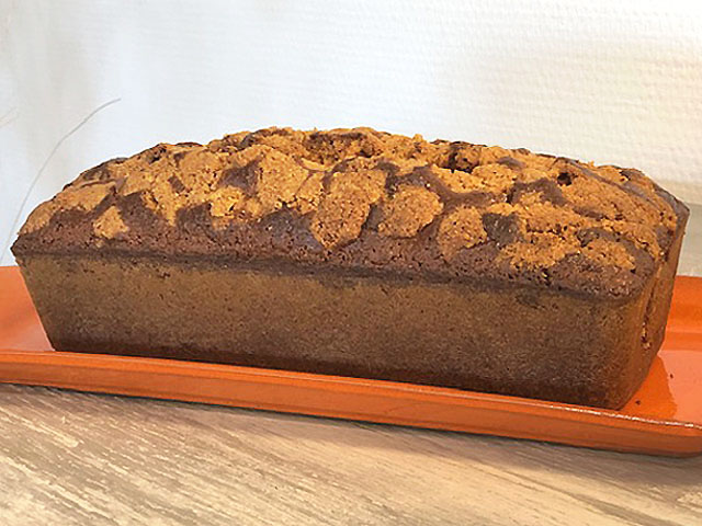 Crumbcake aux pommes caramélisées entier, prêt à servir