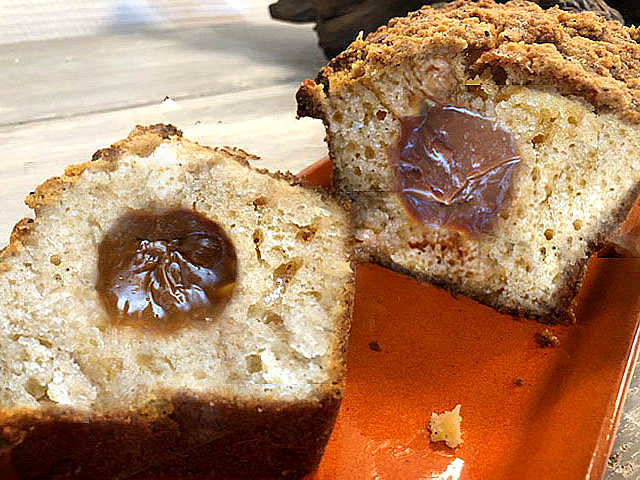 Tranche de crumbcake aux pommes caramélisées avec cœur de crème caramel