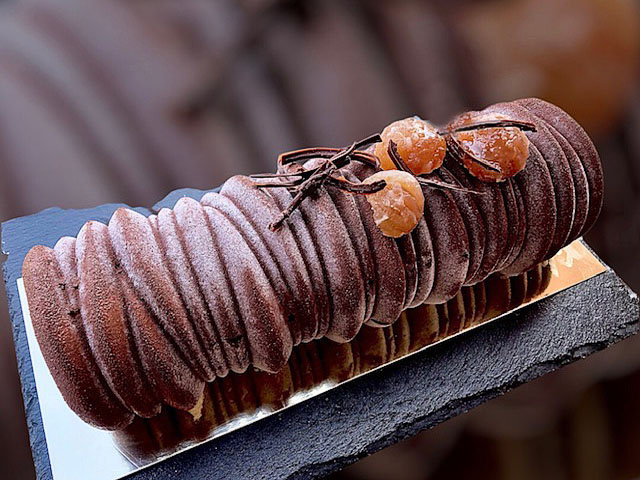 Une bûche de Noël, idéale pour terminer l'année, composée de crème d'une marrons de Collobrières, biscuit dacquoise aux noisettes, et d'un savoureux insert d'oranges confites et de chocolat noir