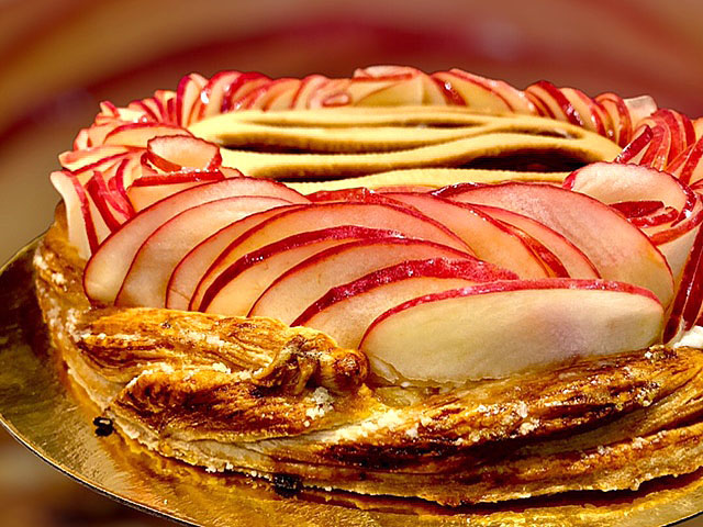 Tarte maison automnale avec pâte sucrée aux amandes, insert fruité et crémeux pommes-poires-figues, relevée par la saveur unique de la fève de tonka