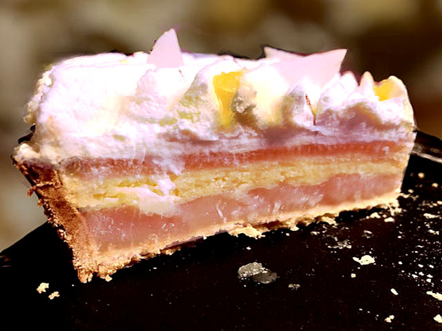 Détail d’une tarte aux poires cardamome badiane maison, dessert réconfortant aux épices et poires parfumées