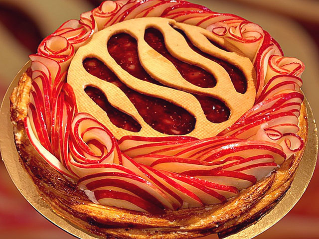 Recette de tarte aux fruits d’automne : pommes, poires, figues, parfumée à la fève de tonka, parfaite pour un dessert maison élégant et gourmand 