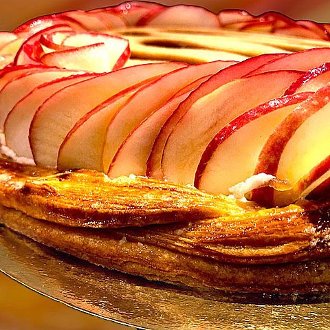 Délicieuse tarte aux pommes, poires et figues noire de Sollies, parfumée à la fève de Tonka. Une pâte feuilletée gourmande faite maison est proposée