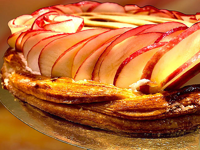 Délicieuse tarte aux pommes, poires et figues noire de Sollies, parfumée à la fève de Tonka. Une pâte feuilletée gourmande faite maison est proposée