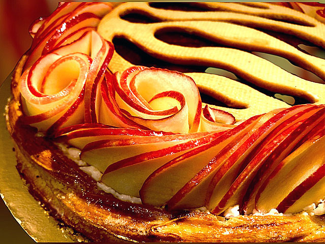 Tarte aux pommes, poires et figues à la fève de tonka, dessert automnal maison gourmand avec pâte feuilletée croustillante et compotée de fruits 