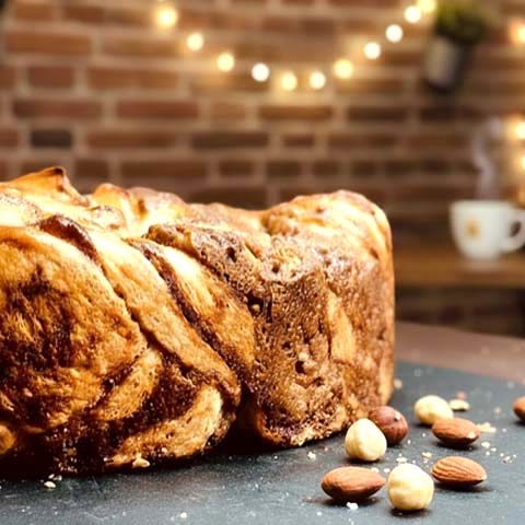 Une onctueuse babka, cette brioche typique des pays de l'est révolutionnera vos papilles. Que ce soit pour le déjeuner ou le gouter, vous ne résisterez pas à son parfum subtil de praliné noisettes et amandes