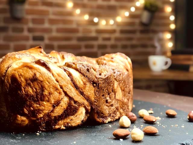 Une onctueuse babka, cette brioche typique des pays de l'est révolutionnera vos papilles. Que ce soit pour le déjeuner ou le gouter, vous ne résisterez pas à son parfum subtil de praliné noisettes et amandes
