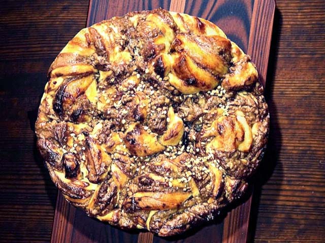 Babka à l’huile d’olive et crème pralinée maison, coupe montrant la garniture pralinée 