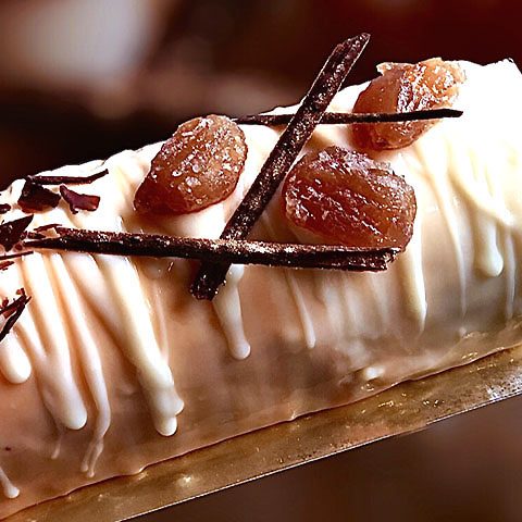 Magnifique bûche de Noël composée d'une mousse bavaroise au thé noir pamplemousse, d'un crémeux aux marrons de Collobrières, d'une crème brulée au whisky, et d'une compotée de pamplemousse rose