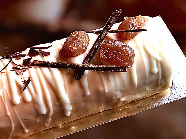 Magnifique bûche de Noël composée d'une mousse bavaroise au thé noir pamplemousse, d'un crémeux aux marrons de Collobrières, d'une crème brulée au whisky, et d'une compotée de pamplemousse rose