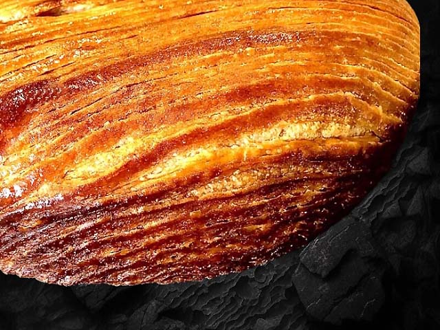 Galette des rois feuilletée striée garnie de frangipane aux mandarines et oranges parfumée au rhum et à la fleur d’oranger