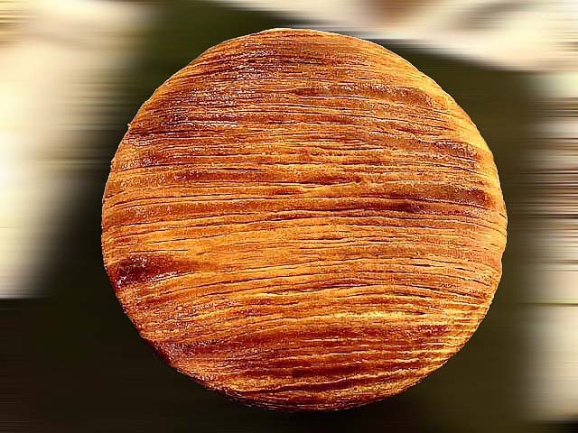 Part de galette des rois feuilletée striée montrant la frangipane aux mandarines et oranges à la texture fondante et parfumée