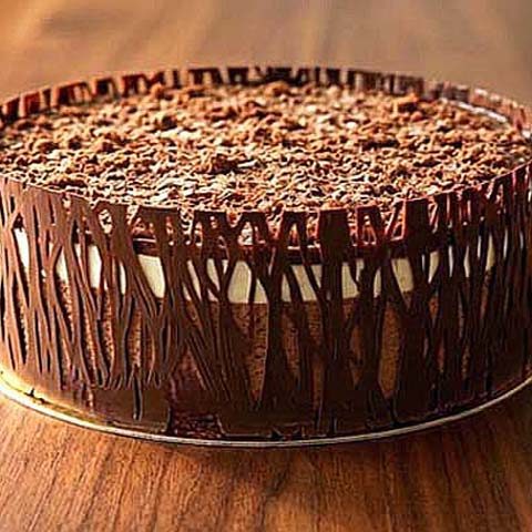 découvrez notre entremets gourmand aux 3 chocolats, mousses montées à base de crème anglaise. Un délice pour les papilles