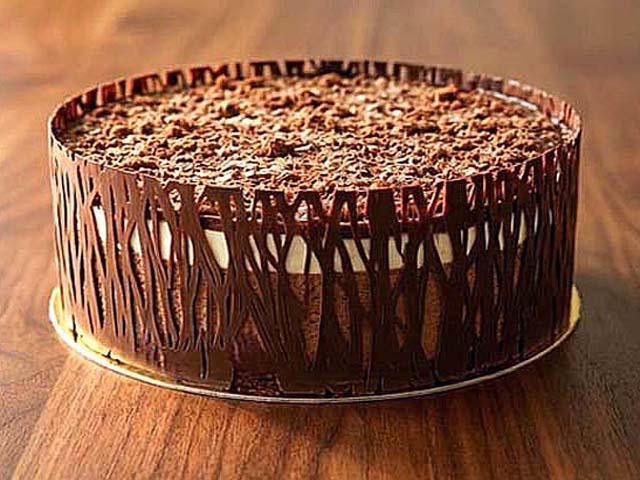 découvrez notre entremets gourmand aux 3 chocolats, mousses montées à base de crème anglaise. Un délice pour les papilles