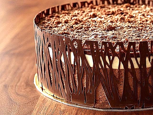 Entremets trois chocolats avec biscuit fondant, croustillant praliné et mousses légères, prêt à être dégusté en famille