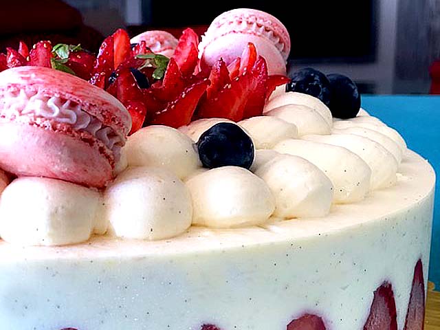 Part de fraisier gourmand à la crème diplomate vanille avec fraises et macarons