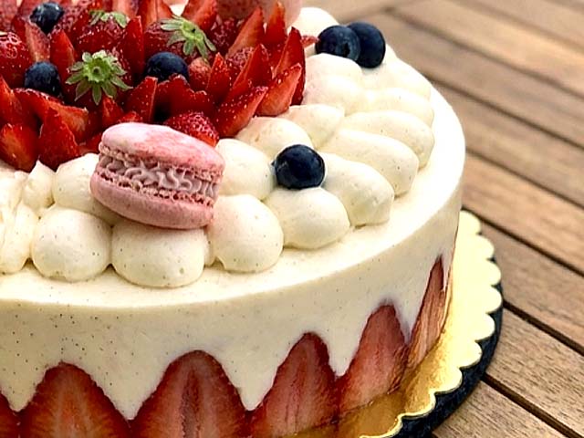 Fraisier crème diplomate vanille décoré de fraises fraîches et macarons à la fraise