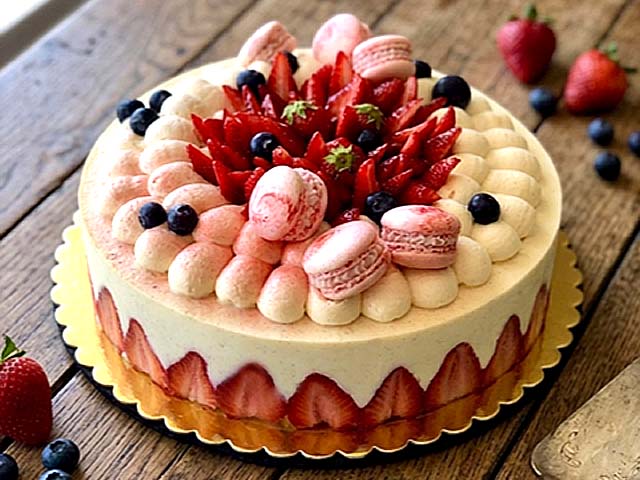 Montage d’un fraisier maison à la crème diplomate vanille et aux fraises fraîches