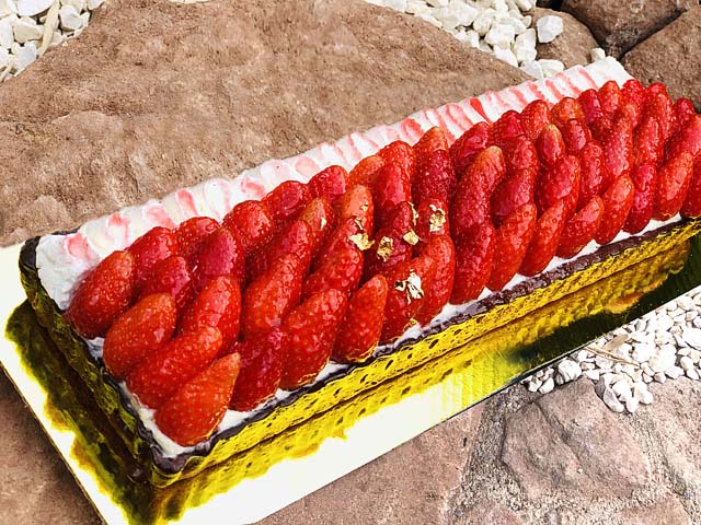 tarte aux fraises et ganache vanille avec fraises fraîches et chantilly mascarpone 