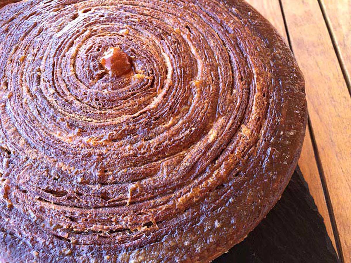Part de brioche tropézienne montrant la crème diplomate et le confit de mirabelles