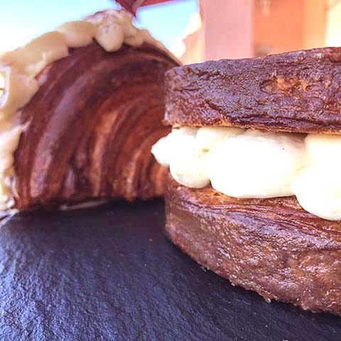 Brioche tropézienne aux mirabelles garnie d'une crème diplomate à la fève de tonka et d'un confit de mirabelles