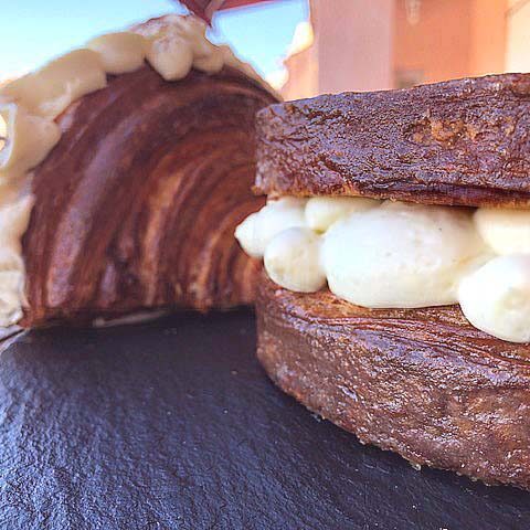 Brioche tropézienne aux mirabelles garnie d'une crème diplomate à la fève de tonka et d'un confit de mirabelles