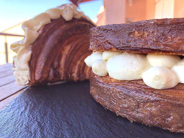 Brioche tropézienne aux mirabelles garnie d'une crème diplomate à la fève de tonka et d'un confit de mirabelles
