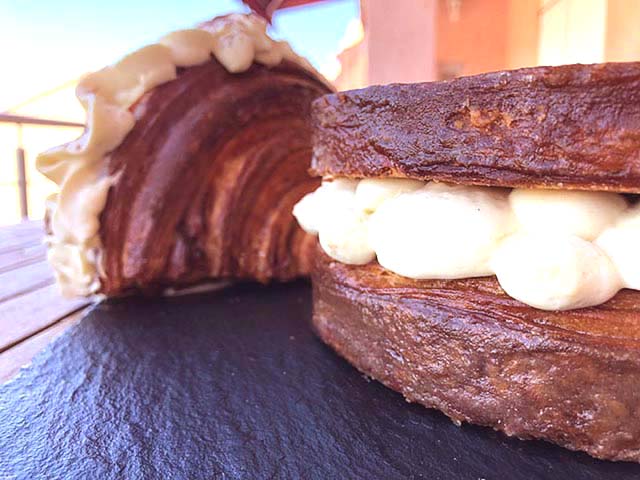 Brioche tropézienne aux mirabelles garnie d'une crème diplomate à la fève de tonka et d'un confit de mirabelles