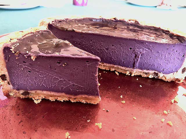 Gros plan sur la texture fondante du flan pâtissier à l’ube et la base cookie chocolat croustillante 