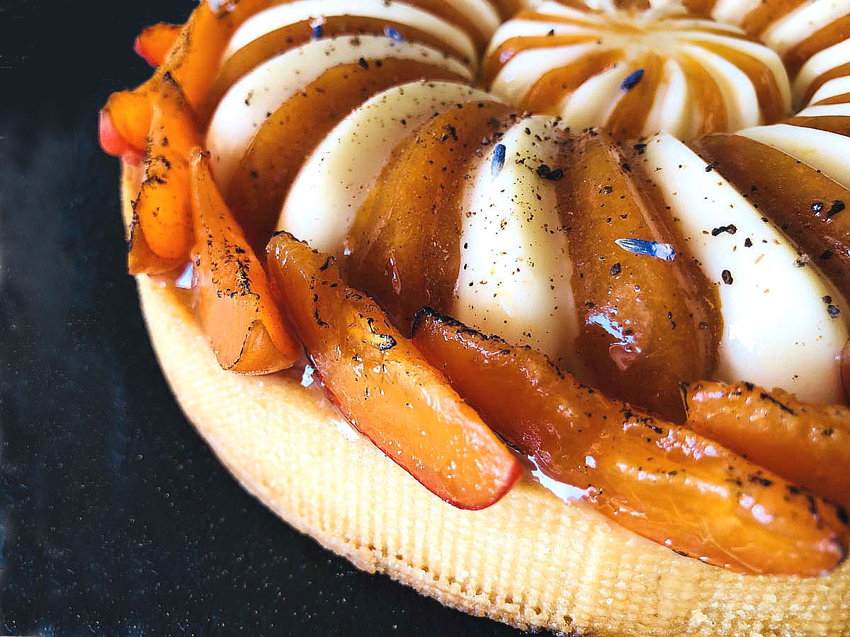 tarte-abricots-chocolat-blanc-detail-decoration 