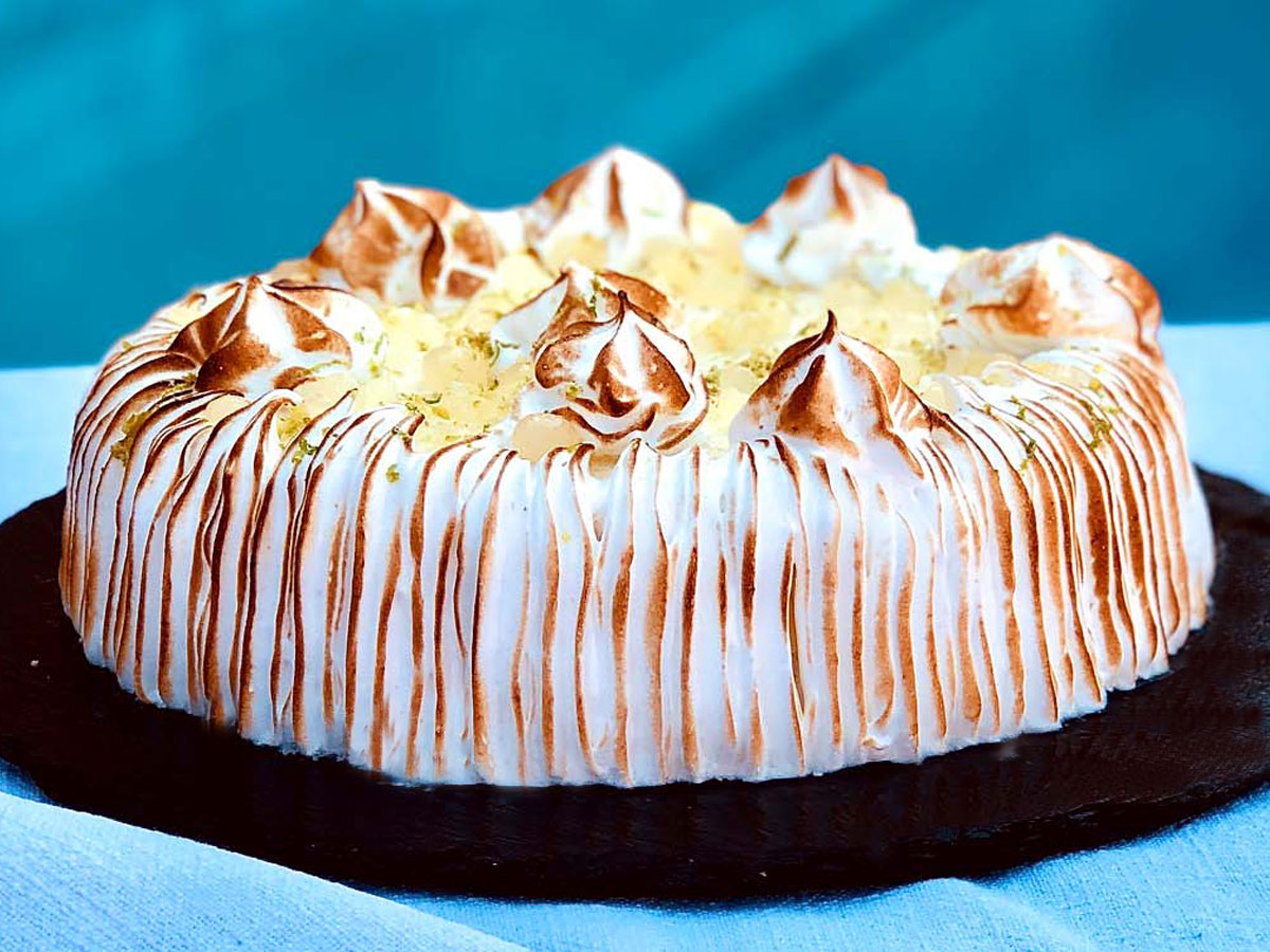 Part de tiramisu au citron jaune-limoncello garnie de meringue italienne et de caviar de citron