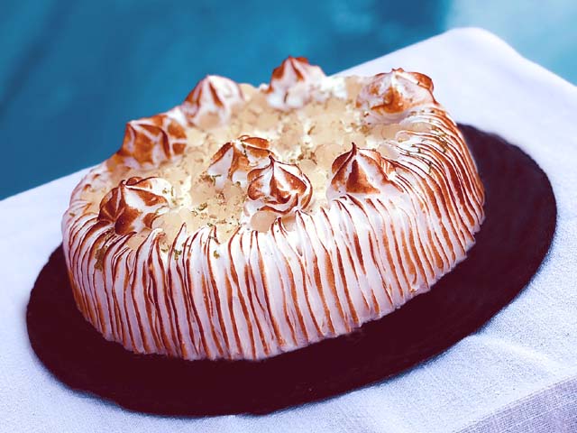 Tiramisu au citron jaune limoncello garni d'une meringue italienne légèrement caramélisée