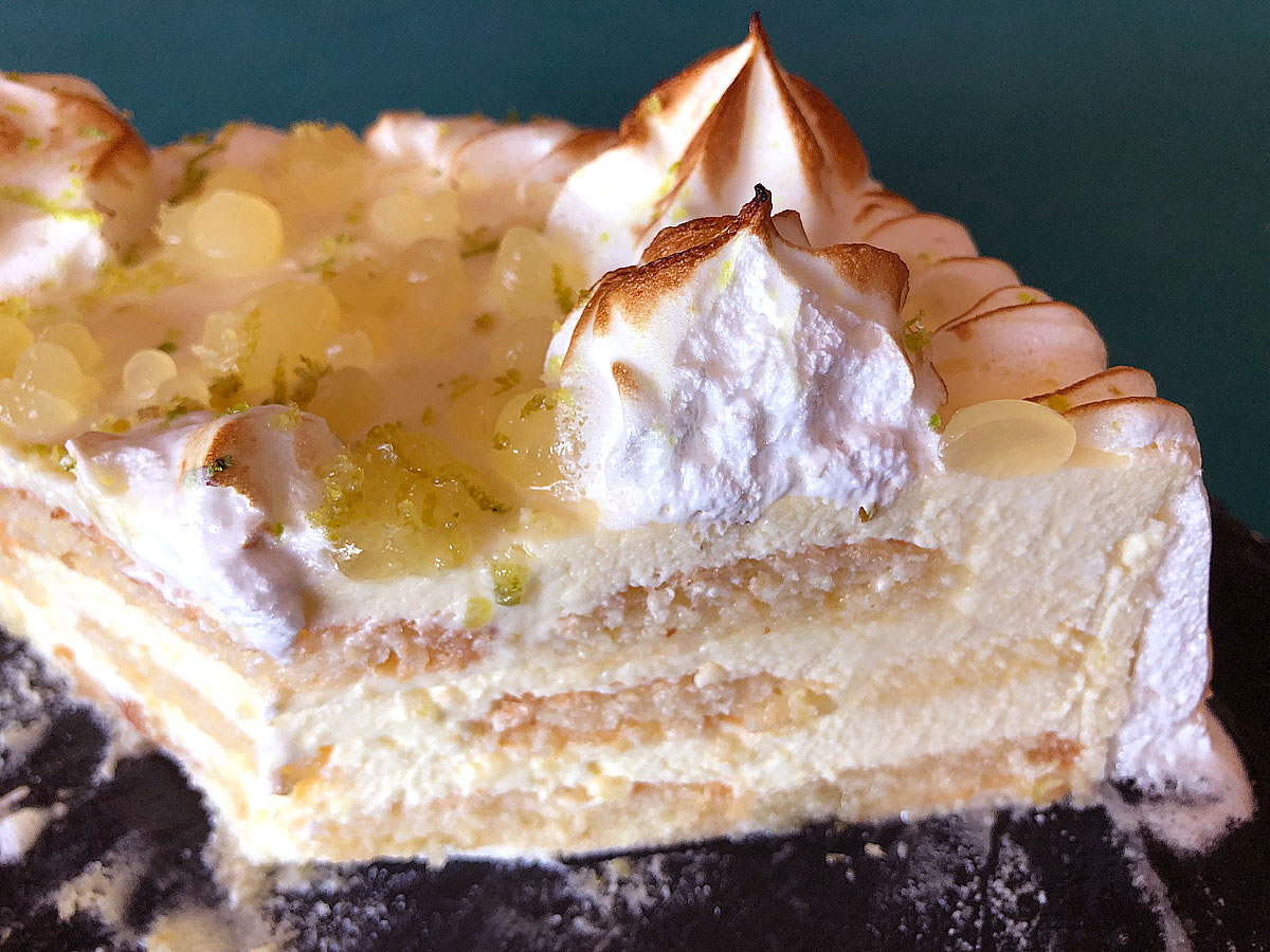 Coupe du tiramisu au citron jaune montrant les couches de biscuit cuillère et de mousse mascarpone