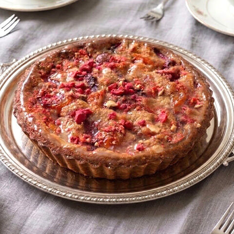 Tarte aux nectarines et abricots, amandes et pralines roses