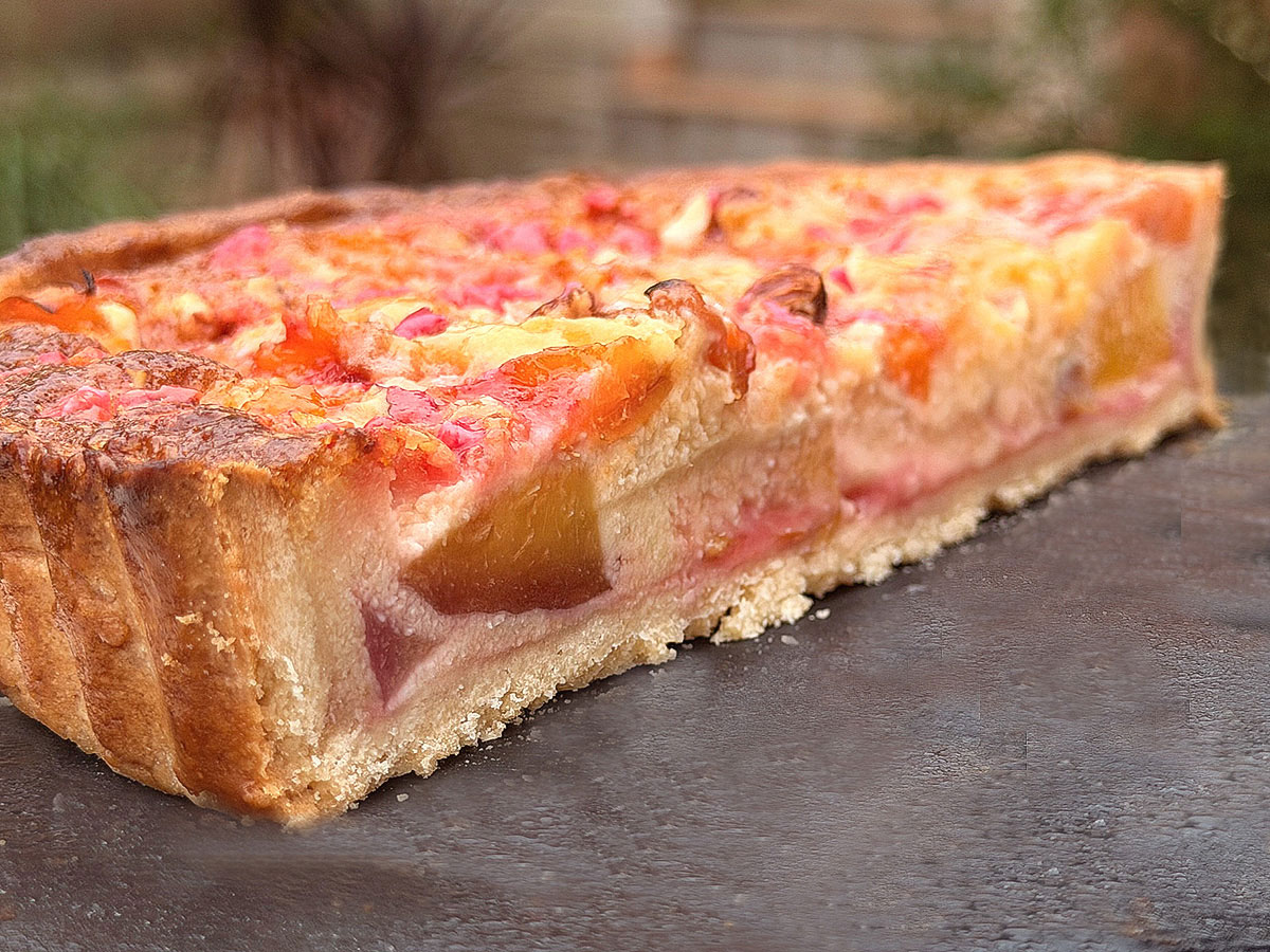 Coupe de la tarte aux nectarines et abricots, amandes et pralines roses