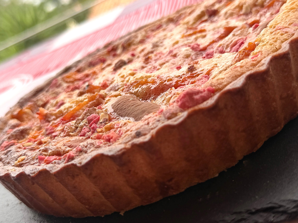 Tarte aux nectarines et abricots, amandes et pralines roses vue de côté