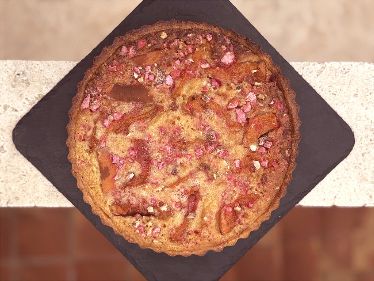 Tarte aux nectarines et abricots, amandes et pralines roses vue de dessus