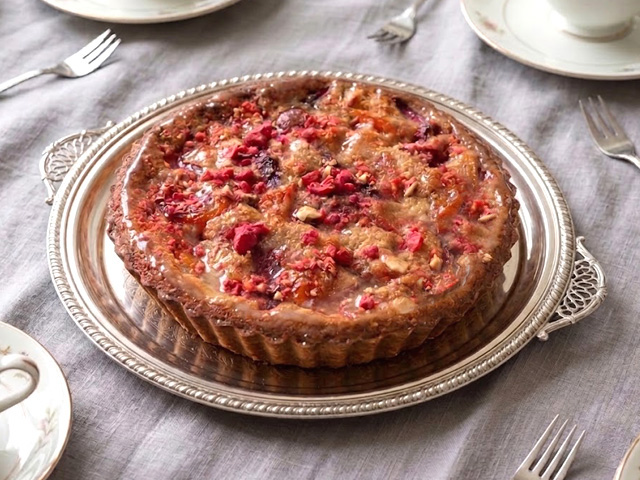 Tarte aux nectarines et abricots, amandes et pralines roses