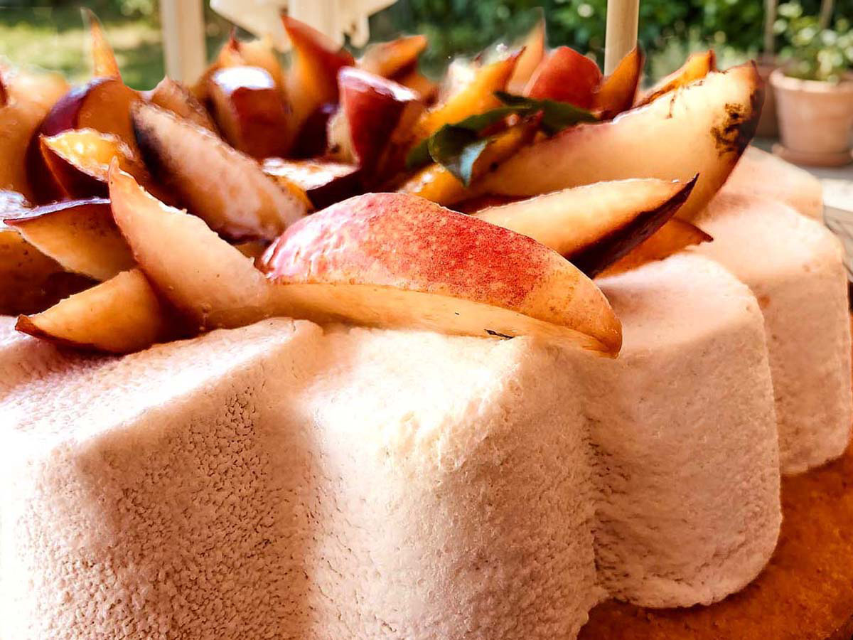 Détail d’une tarte aux nectarines et à la verveine avec biscuit breton au miel et fruits frais